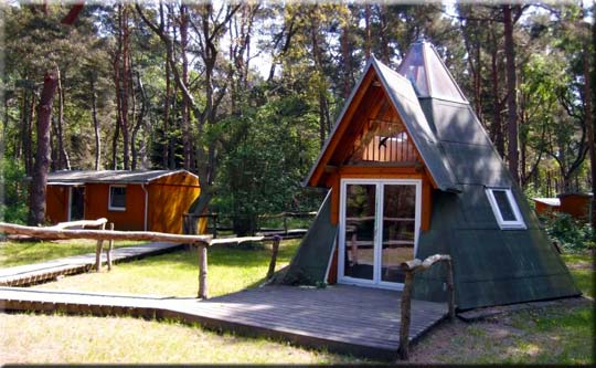 Dieses außergewöhnliche Ferienhaus im Stil eines "Tipi" hat es uns besonders angetan im "Ferienpark Heidehof"!